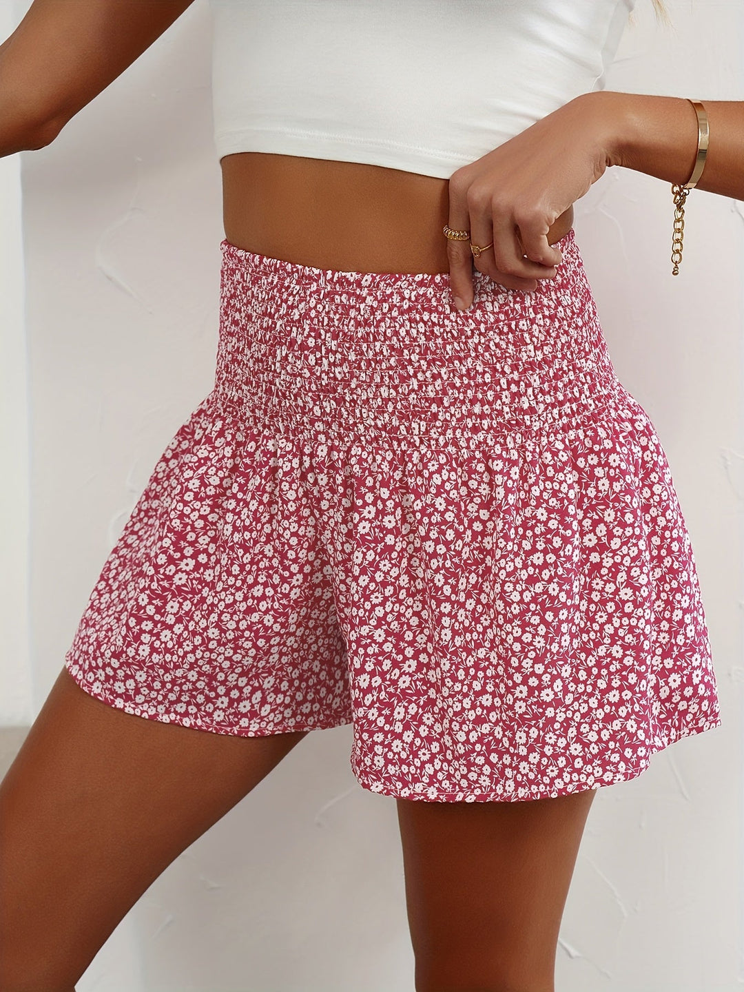 Kurze Damenhose mit hoher Taille und Rüschen, lässiger Blumenstil für den Sommer