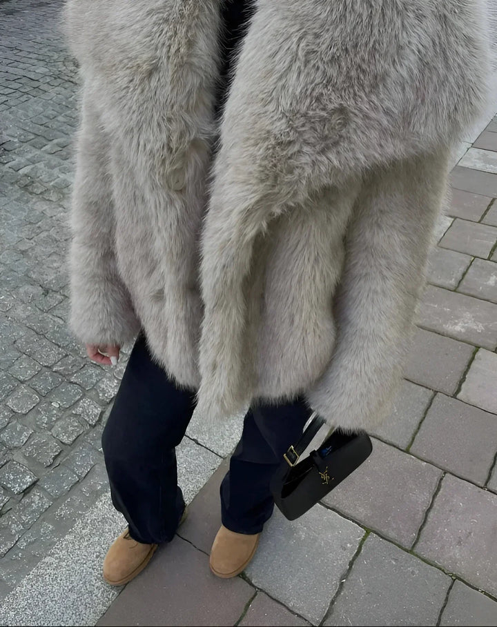 Lexi Fluffy Fur Jacke | Damenjacke aus luxuriösem Faux Fur mit lässiger Passform