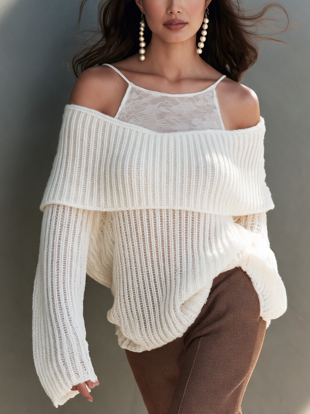 Damen Weißer Strickpullover mit Carmen-Ausschnitt und Spitzenbesatz