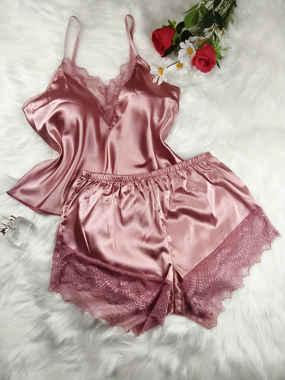 Kurzes Damenpyjama im sexy Stil für zu Hause - Set mit Top und Shorts mit Spitzenakzenten, ideal für Frühling-Sommer