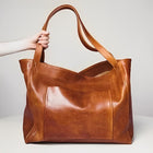 Brynfrid | Klassische Handtasche mit großzügigem Platz