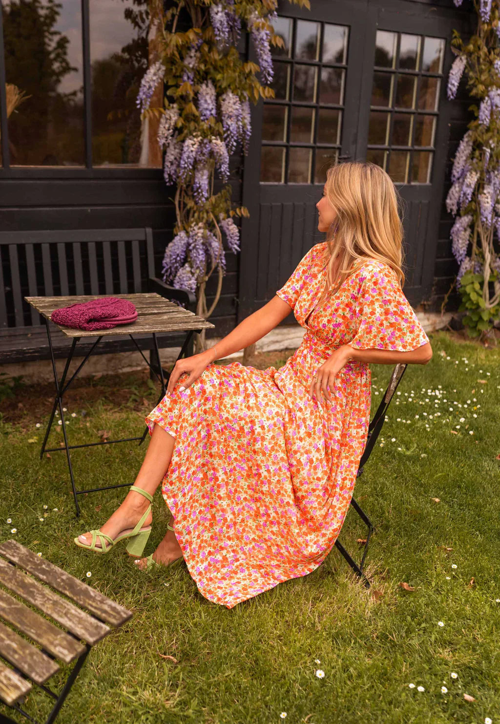 Lange Damenrobe | Buntes Blumenmuster | Tailliert &amp; Fließender Schnitt Sommer