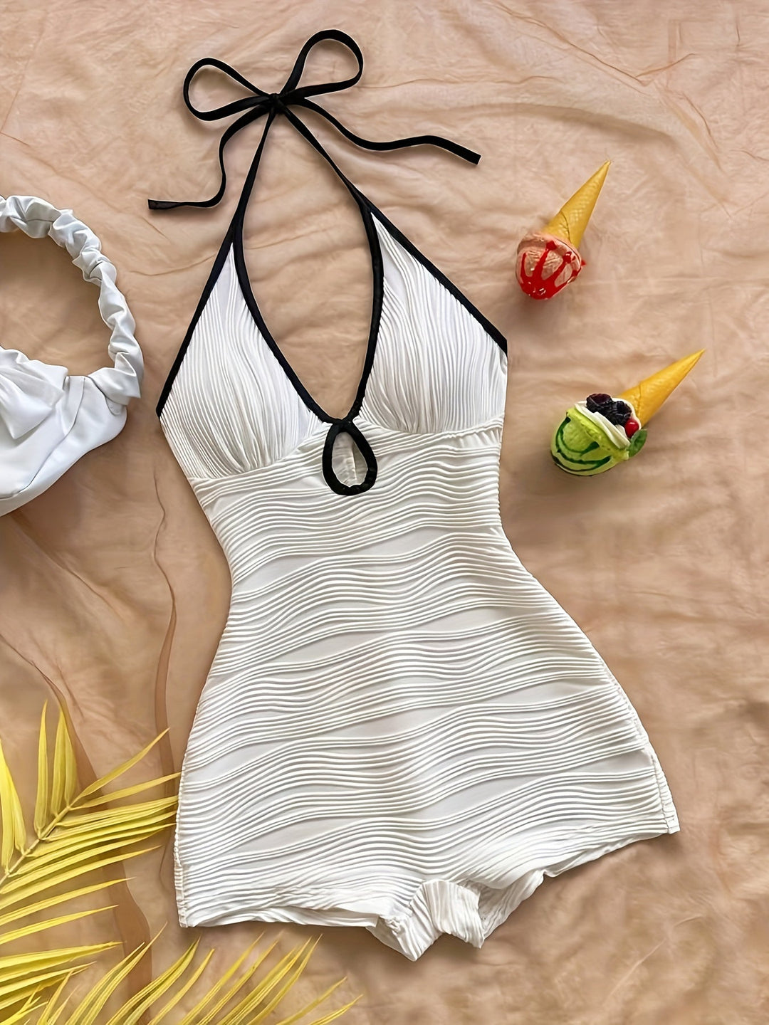 Damen Badeanzug mit Halterneck und Wellenmuster – Eleganter Vintage-Stil für Strand und Pool