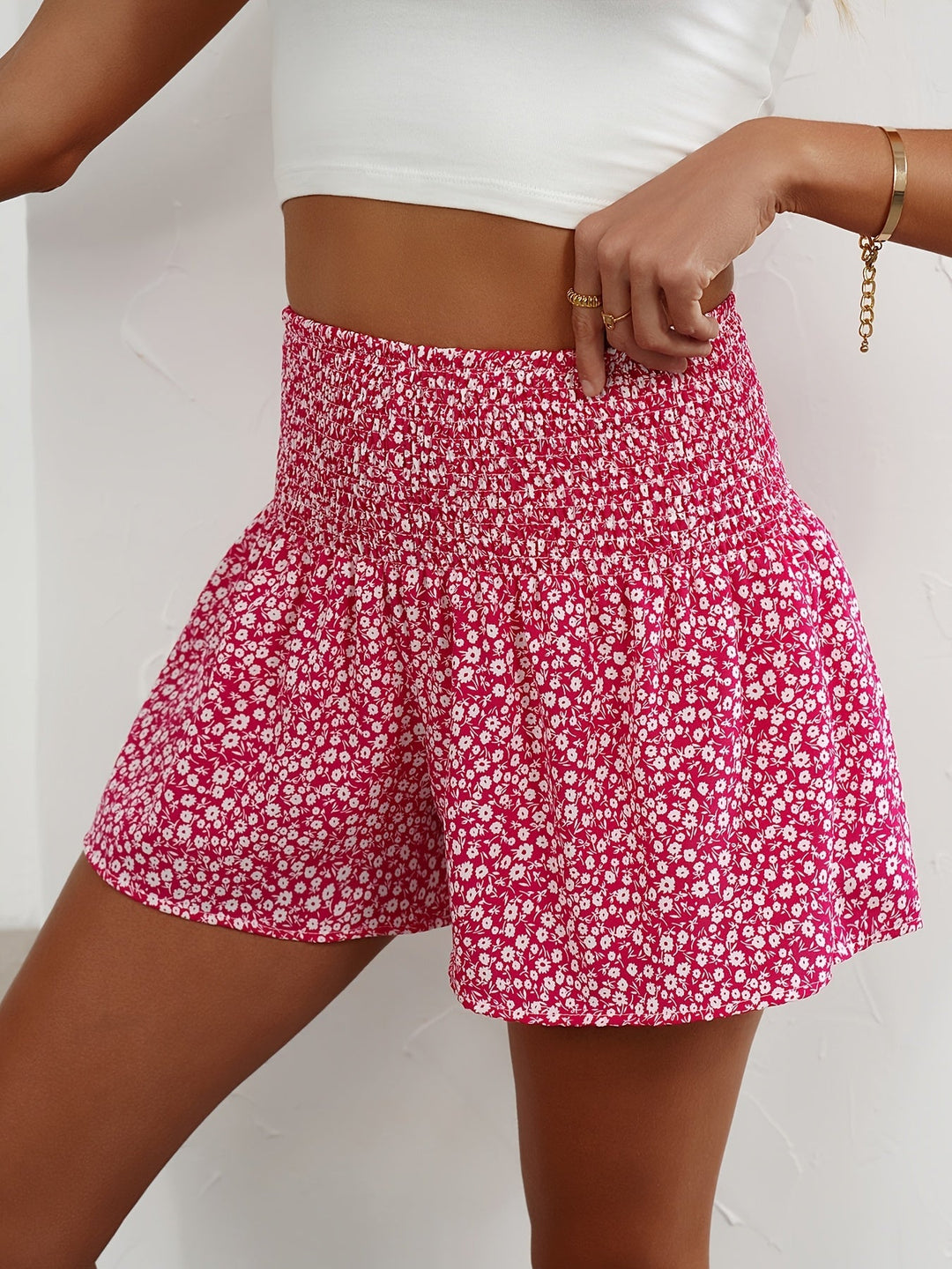 Kurze Damenhose mit hoher Taille und Rüschen, lässiger Blumenstil für den Sommer