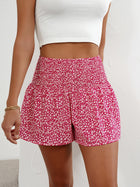 Kurze Damenhose mit hoher Taille und Rüschen, lässiger Blumenstil für den Sommer