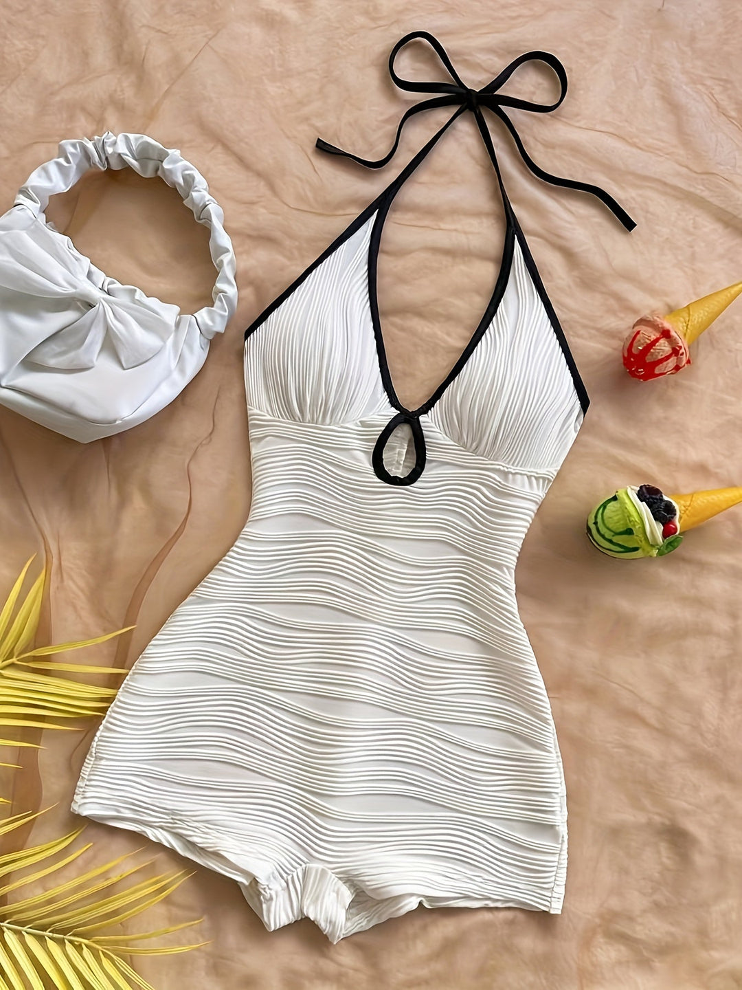 Damen Badeanzug mit Halterneck und Wellenmuster – Eleganter Vintage-Stil für Strand und Pool