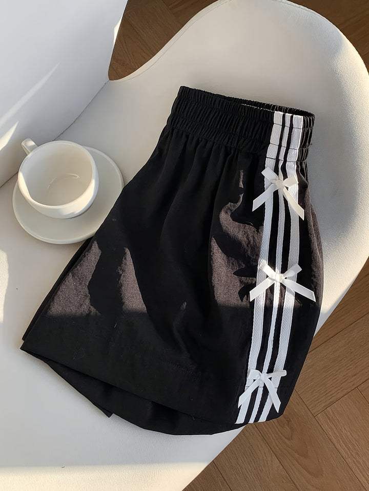 Kurze lässige Damenstil Urlaub mit seitlichen Schleifen und sportlichen Streifen
