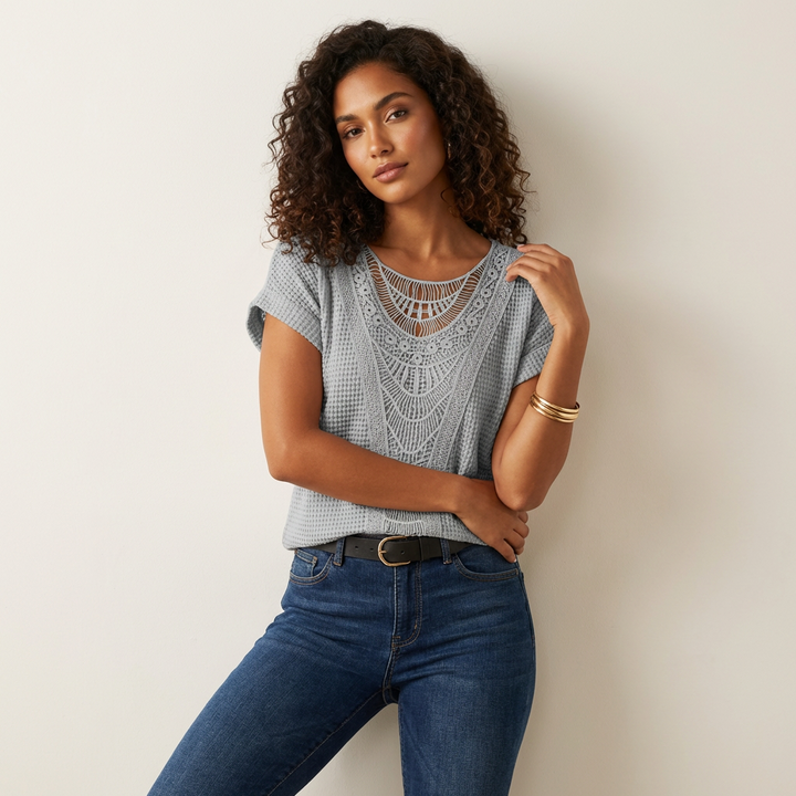 Elegante Spitzenbluse mit Rundhalsausschnitt und kurzen Ärmeln – Isabella