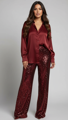 Glänzendes Damen-Set mit Bluse und weiter Hose