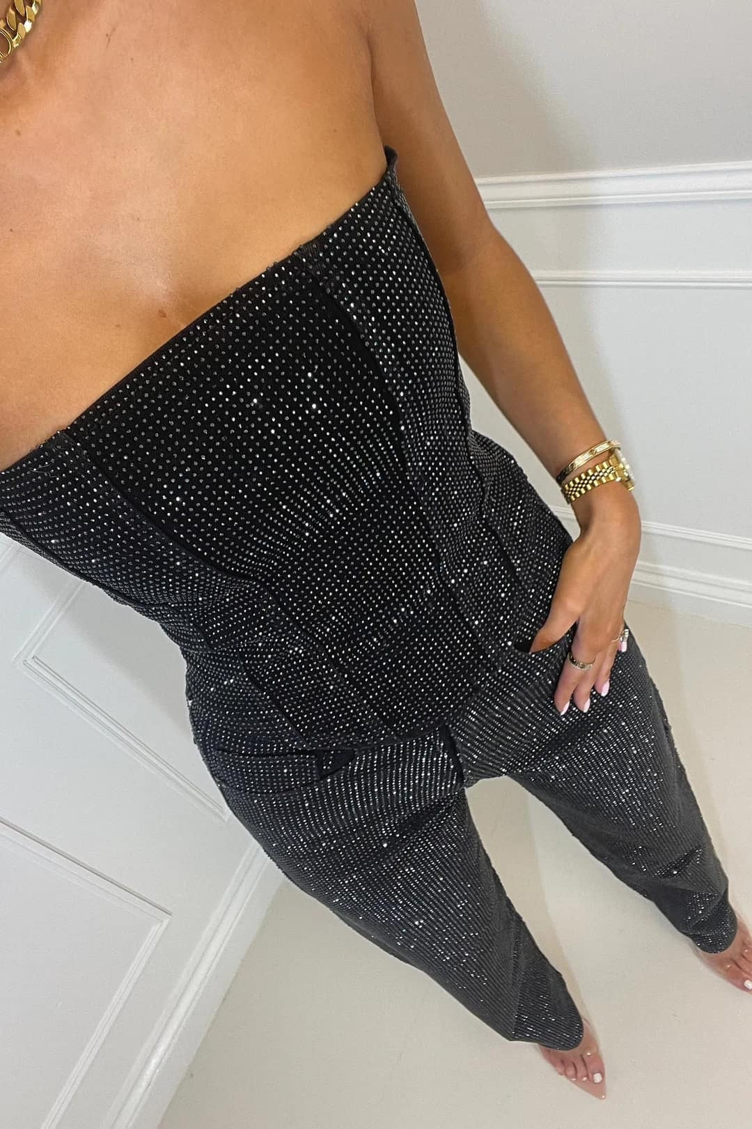 Glitzerndes zweiteiliges Set mit trägerlosem Oberteil und High-Waist-Hose