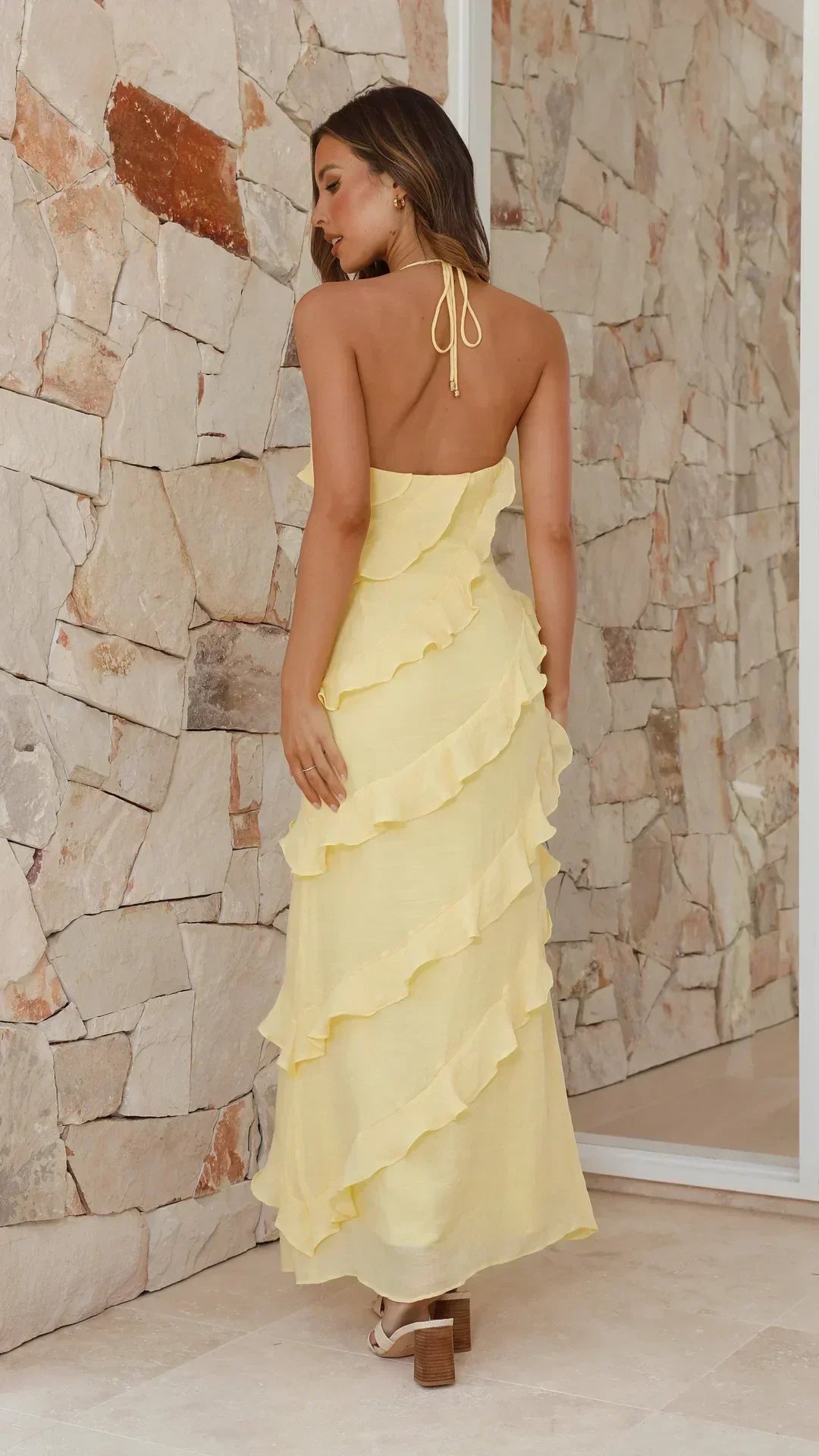 Patricia - Maxikleid mit Halterhals und gestuften Rüschen und offenem Rücken