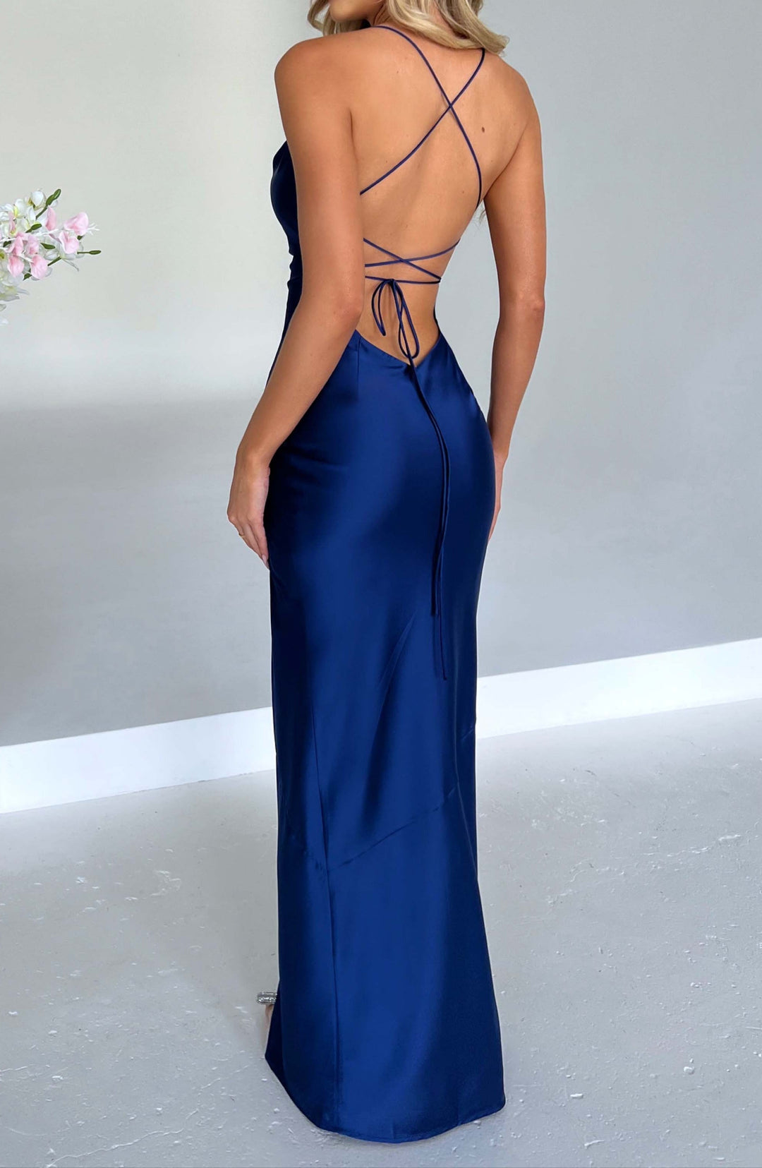 Maxi-Kleid mit Schlitz und Satin-Glanz – navy
