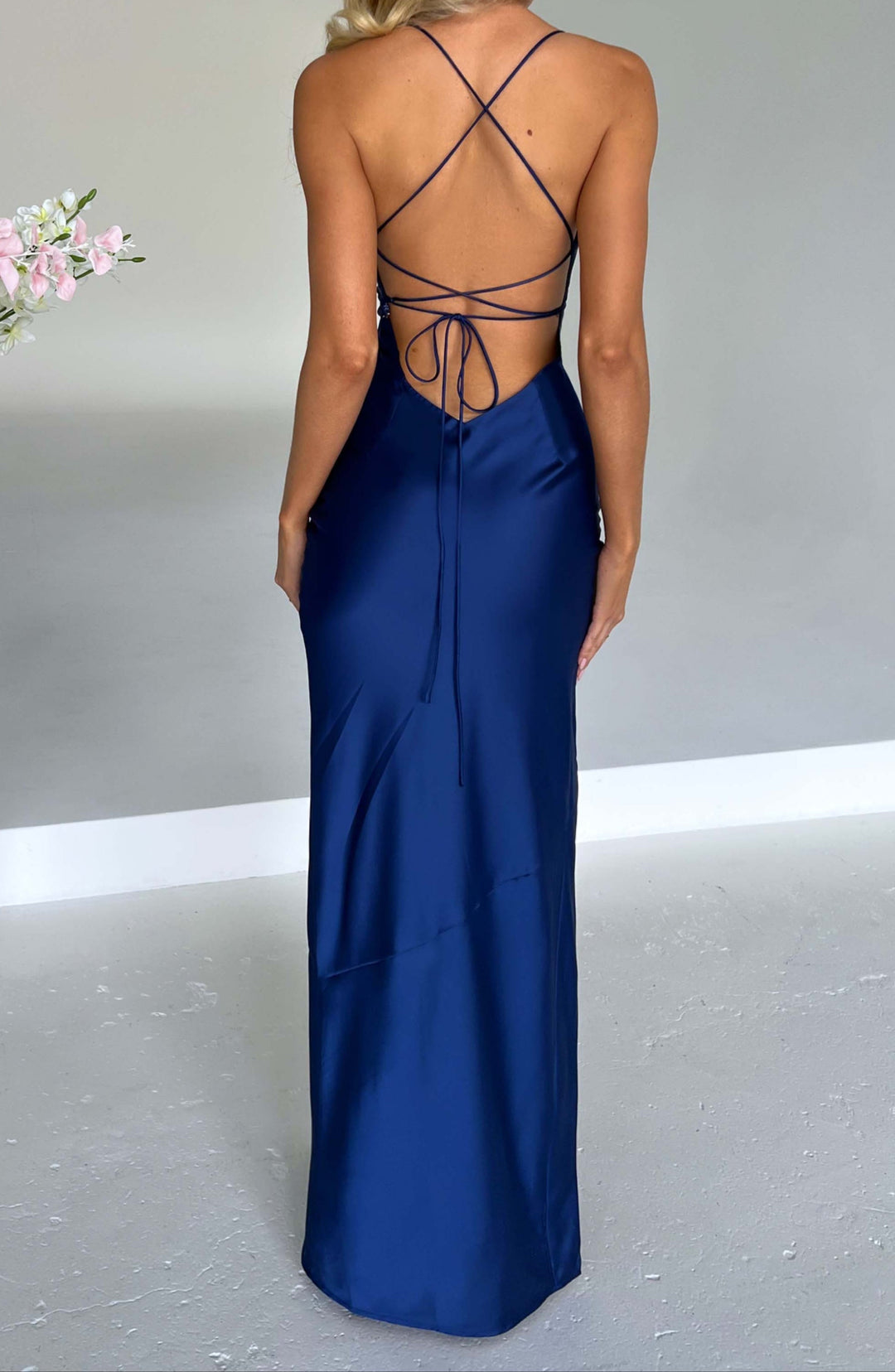 Maxi-Kleid mit Schlitz und Satin-Glanz – navy