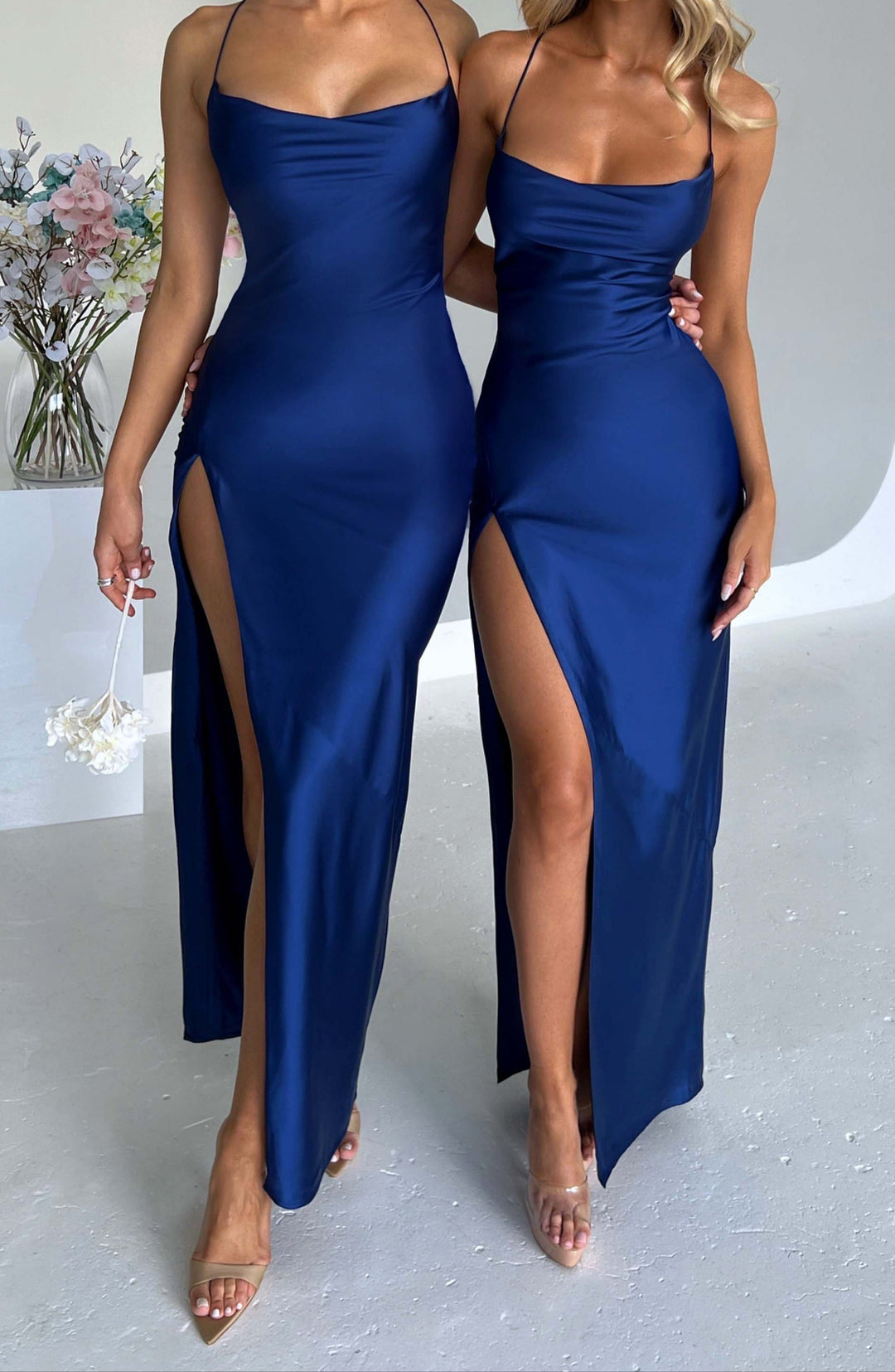 Maxi-Kleid mit Schlitz und Satin-Glanz – navy