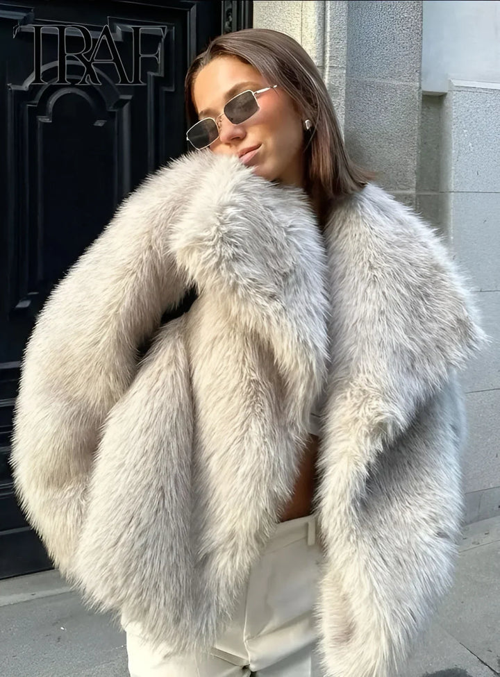 Lexi Fluffy Fur Jacke | Damenjacke aus luxuriösem Faux Fur mit lässiger Passform