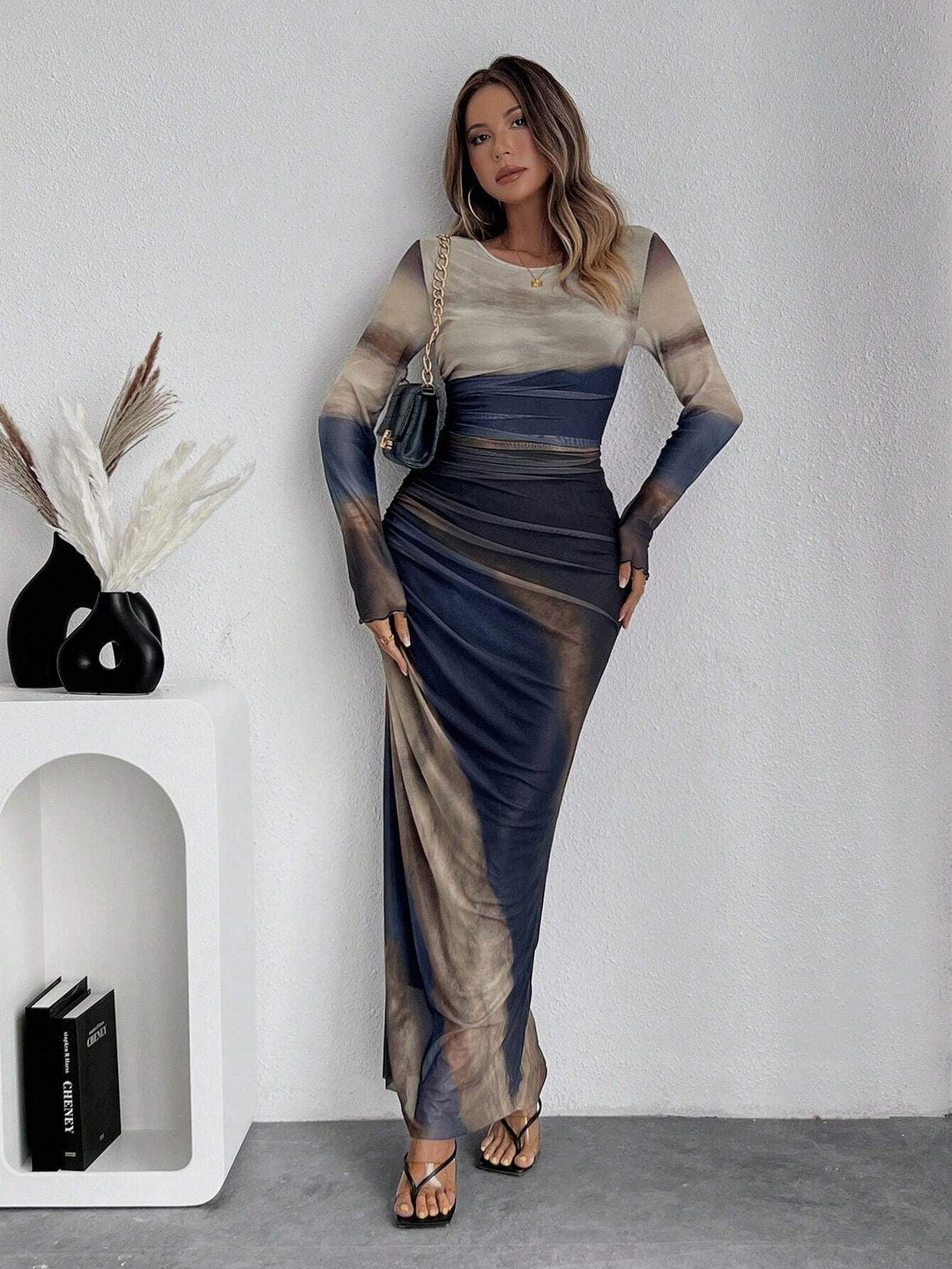 TORINA - Bequemes bedrucktes Maxikleid mit langen Ärmeln und Rundhalsausschnitt