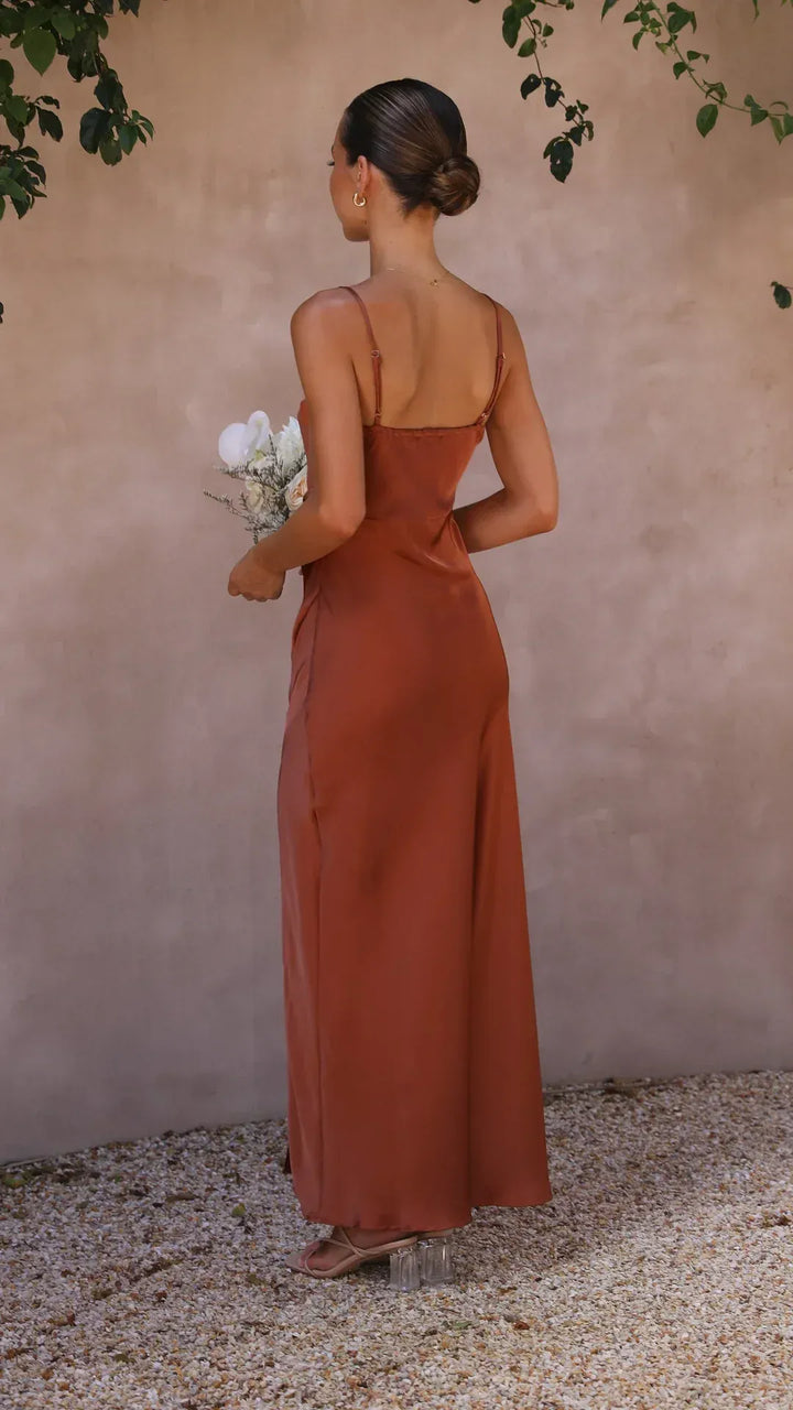 Lange Kleid mit feinen Trägern, geradem Ausschnitt und seitlichem Schlitz für Damen | Ideal für Abende oder festliche Anlässe
