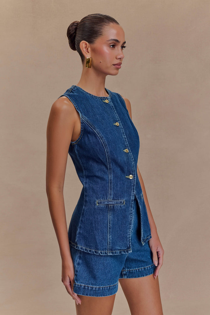 Damen Jeansset mit ärmelloser Weste mit Knopfleiste und Taschen sowie kurzer Hose mit hohem Bund