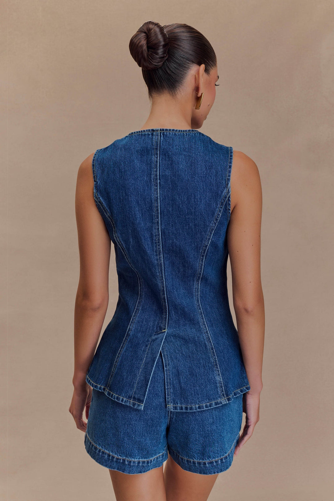 Damen Jeansset mit ärmelloser Weste mit Knopfleiste und Taschen sowie kurzer Hose mit hohem Bund