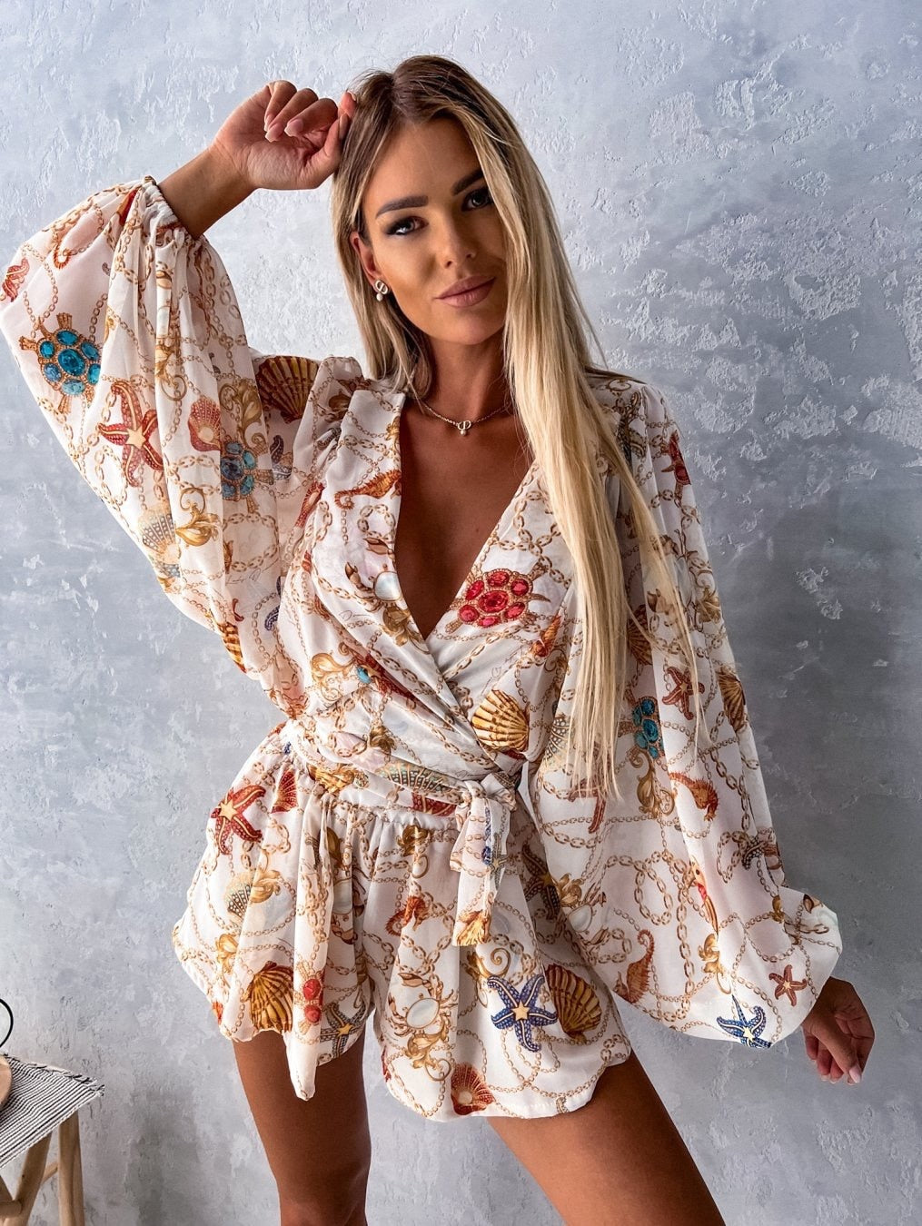 Damen Kurzes Set mit V-Ausschnitt und Wickelfront mit Ballonärmeln und Bindegürtel
