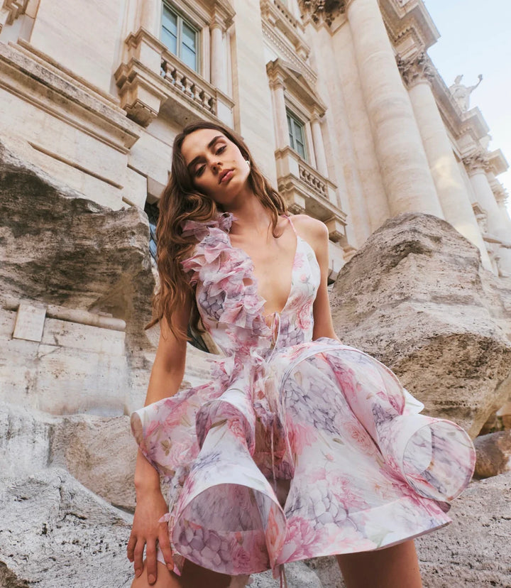 Damen Minikleid mit zwei Trägern und Rüschenapplikation und gestuftem Rüschenrock