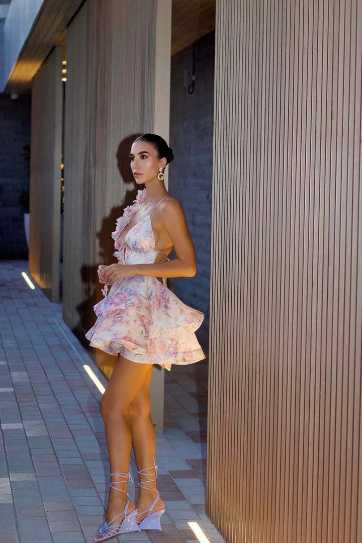 Damen Minikleid mit zwei Trägern und Rüschenapplikation und gestuftem Rüschenrock