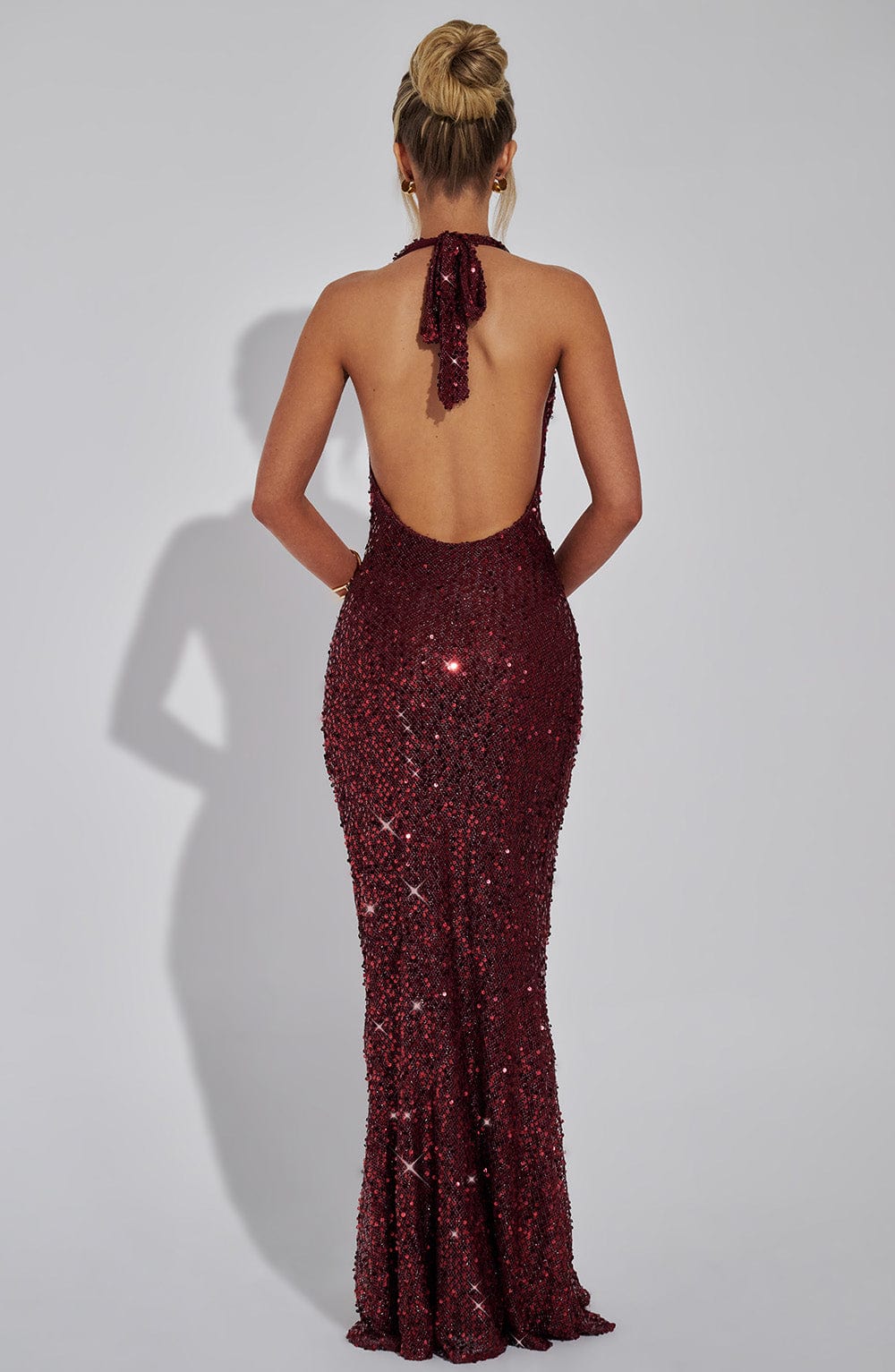 Damen Pailletten Maxikleid mit Halterneck Träger und Cowl Ausschnitt
