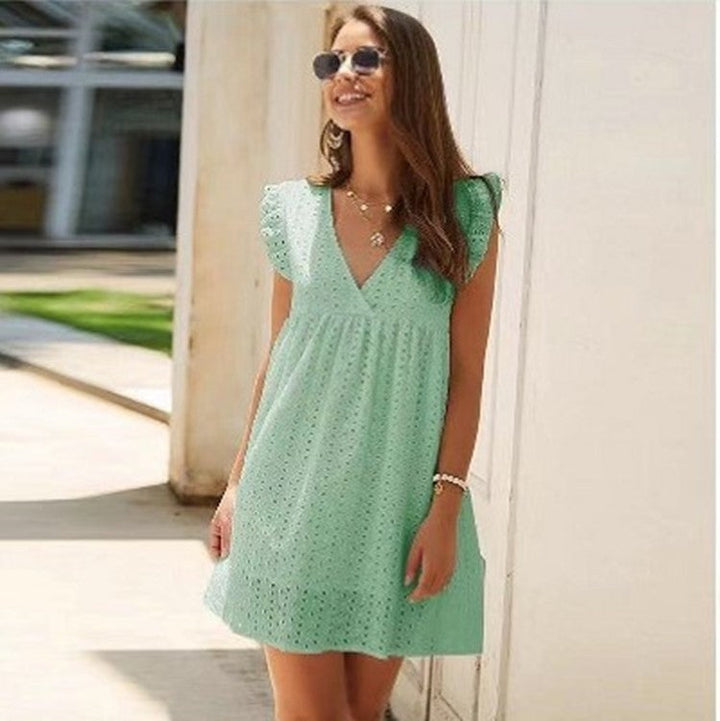 Karen – Sommerkleid mit V-Ausschnitt aus Baumwolle und kurzem Rock in einheitlicher Farbe