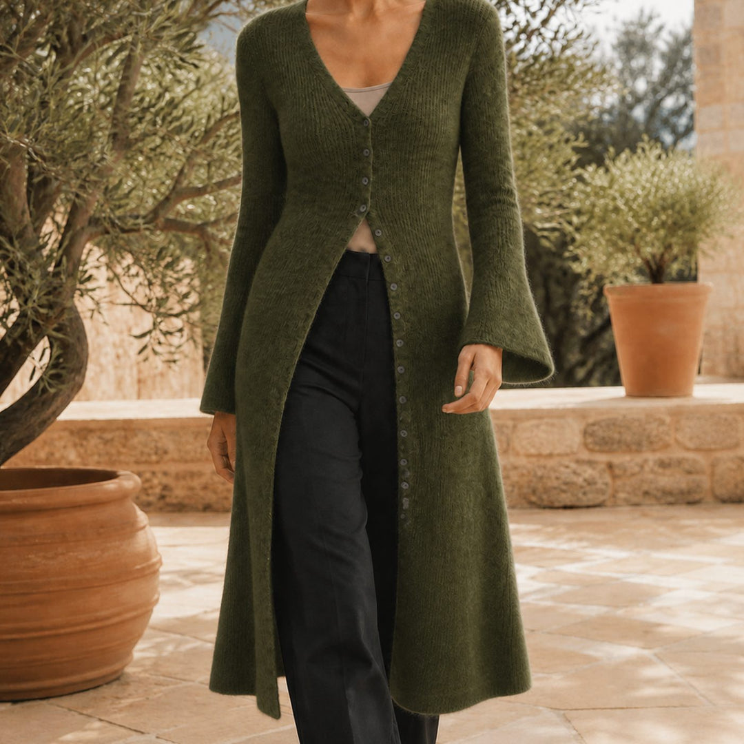 Lang gestrickte Damenjacke mit V-Ausschnitt und Knopfverschluss