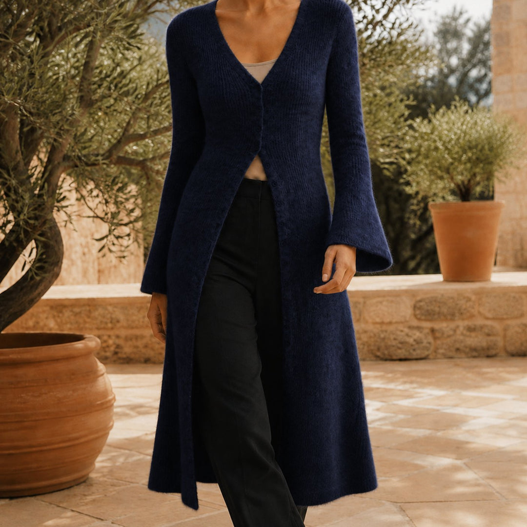 Lang gestrickte Damenjacke mit V-Ausschnitt und Knopfverschluss