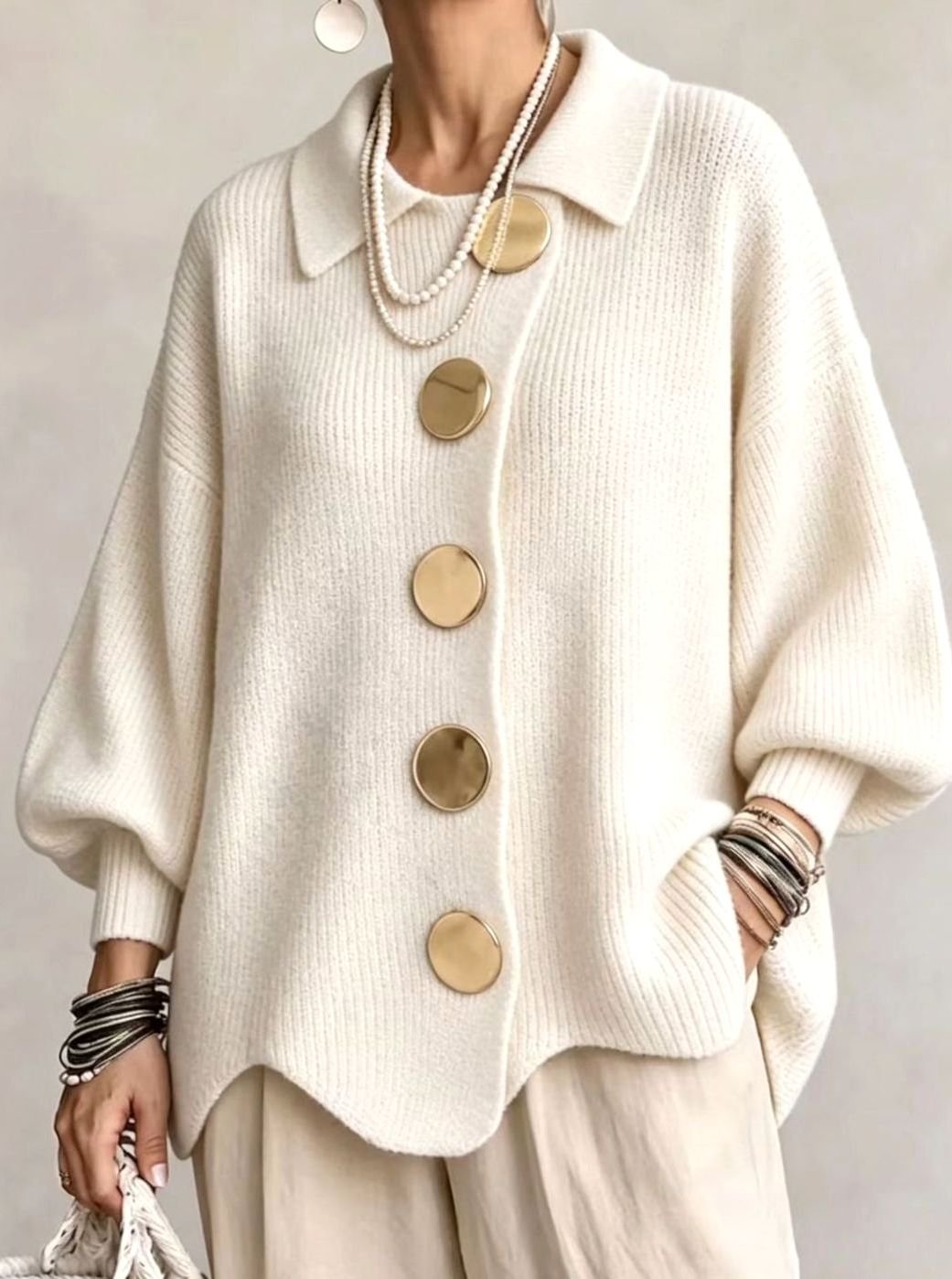 Oversized gestrickte Damenjacke mit goldenen Knöpfen und Laternenärmeln