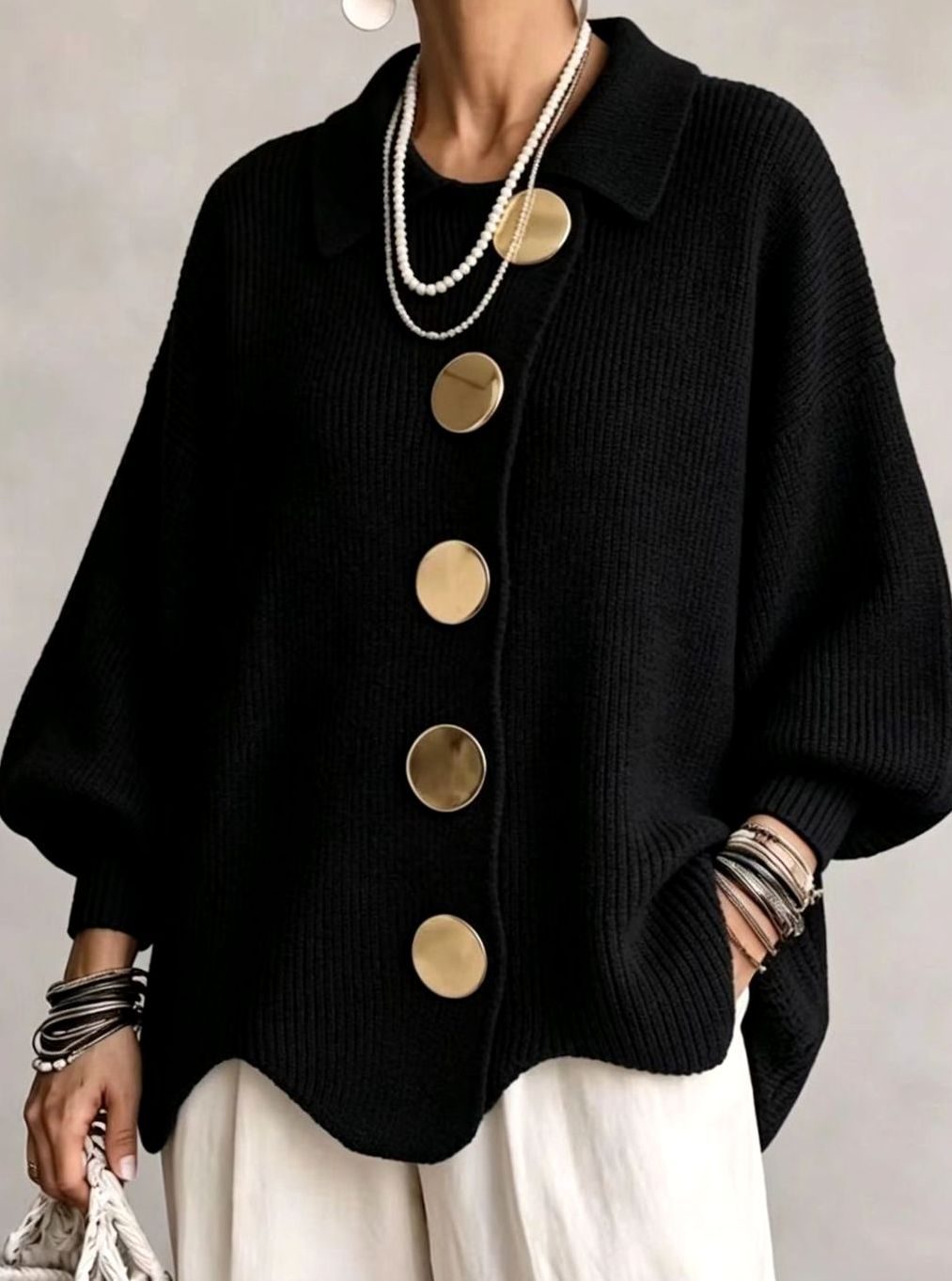 Oversized gestrickte Damenjacke mit goldenen Knöpfen und Laternenärmeln