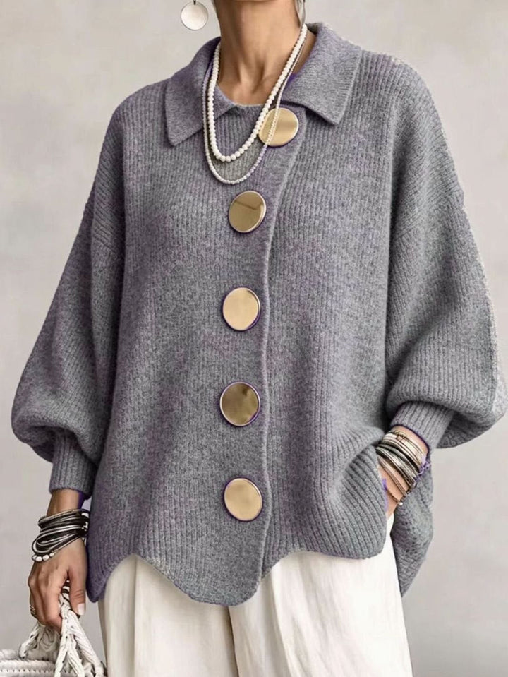 Oversized gestrickte Damenjacke mit goldenen Knöpfen und Laternenärmeln