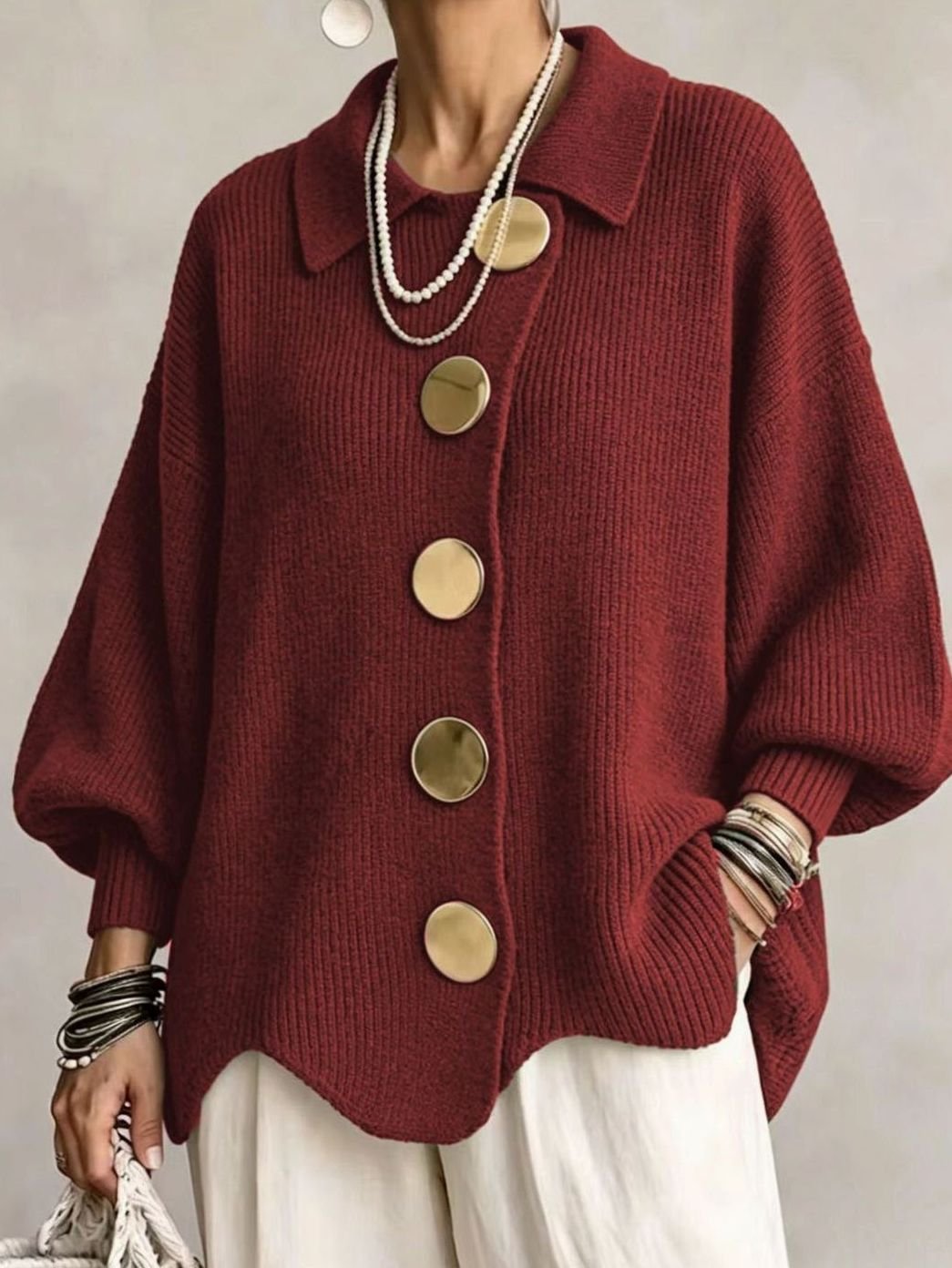 Oversized gestrickte Damenjacke mit goldenen Knöpfen und Laternenärmeln