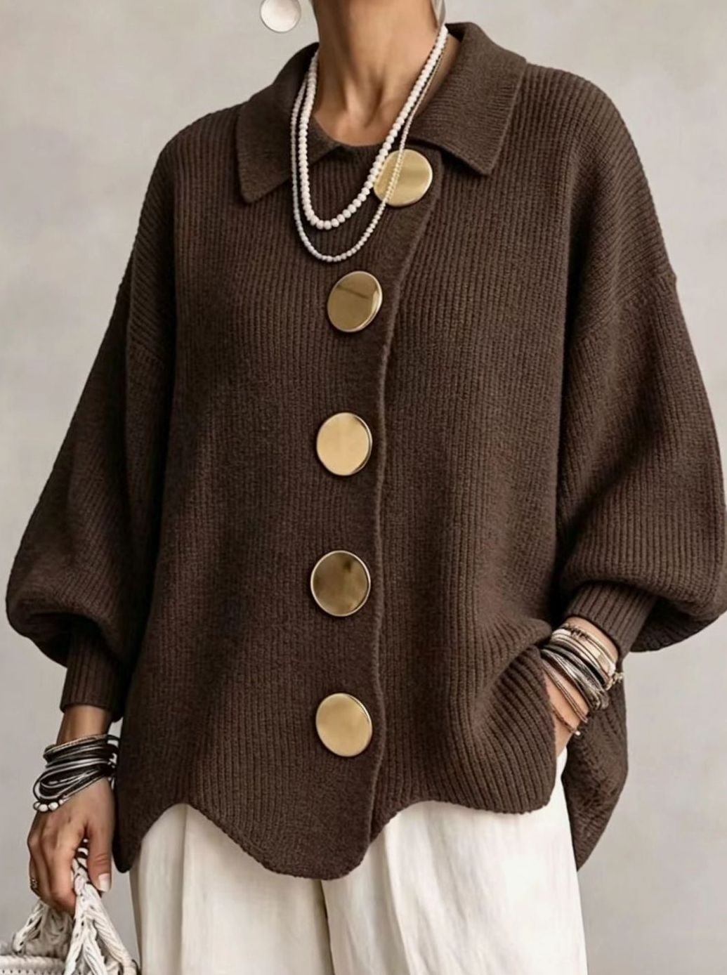 Oversized gestrickte Damenjacke mit goldenen Knöpfen und Laternenärmeln