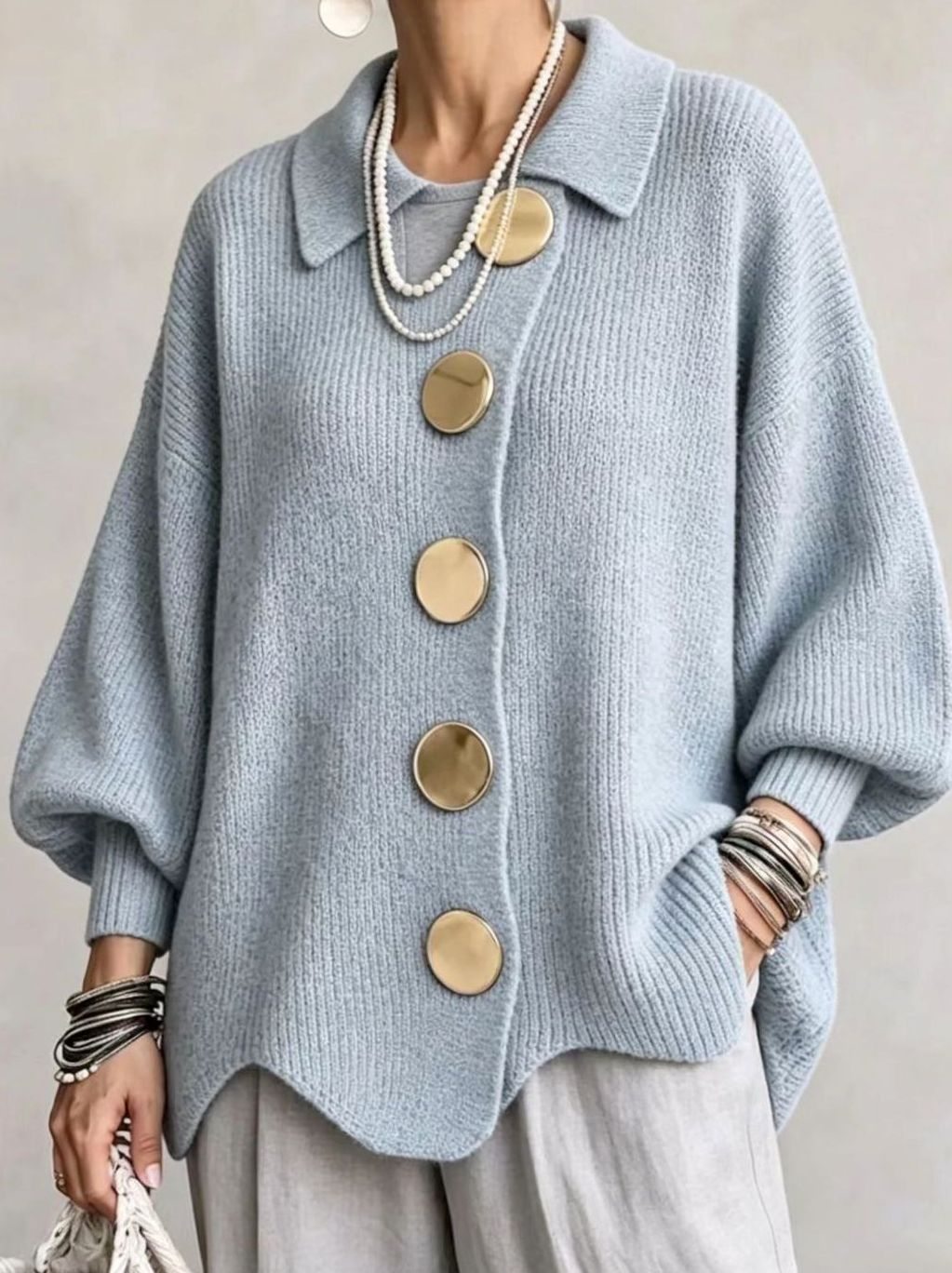 Oversized gestrickte Damenjacke mit goldenen Knöpfen und Laternenärmeln