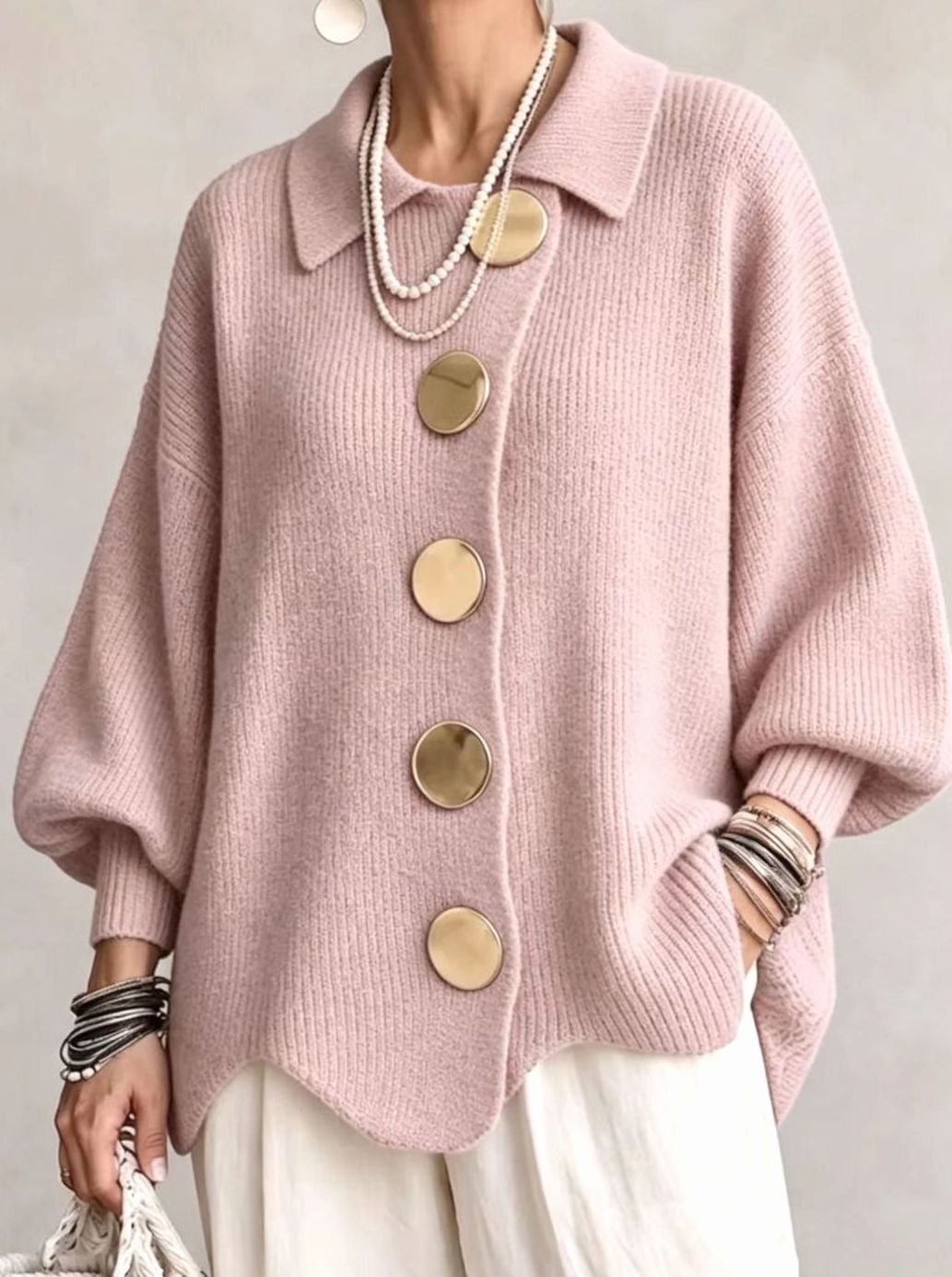 Oversized gestrickte Damenjacke mit goldenen Knöpfen und Laternenärmeln