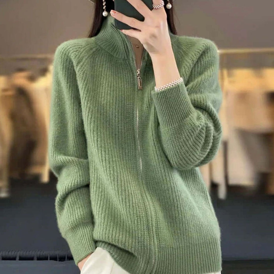 Entspannt geschnittene Damenstrickjacke mit halbem Reißverschluss