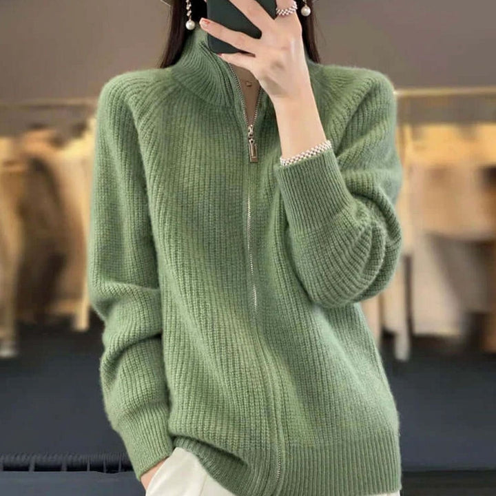 Entspannt geschnittene Damenstrickjacke mit halbem Reißverschluss
