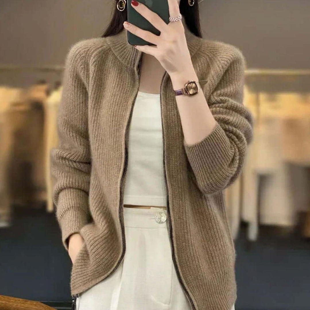 Entspannt geschnittene Damenstrickjacke mit halbem Reißverschluss