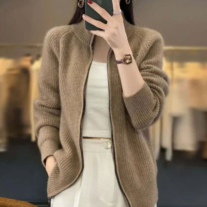 Entspannt geschnittene Damenstrickjacke mit halbem Reißverschluss