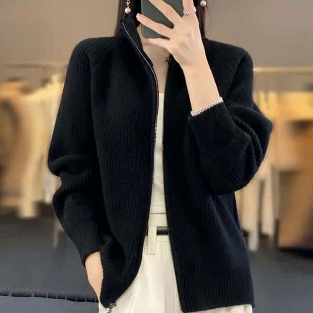 Entspannt geschnittene Damenstrickjacke mit halbem Reißverschluss