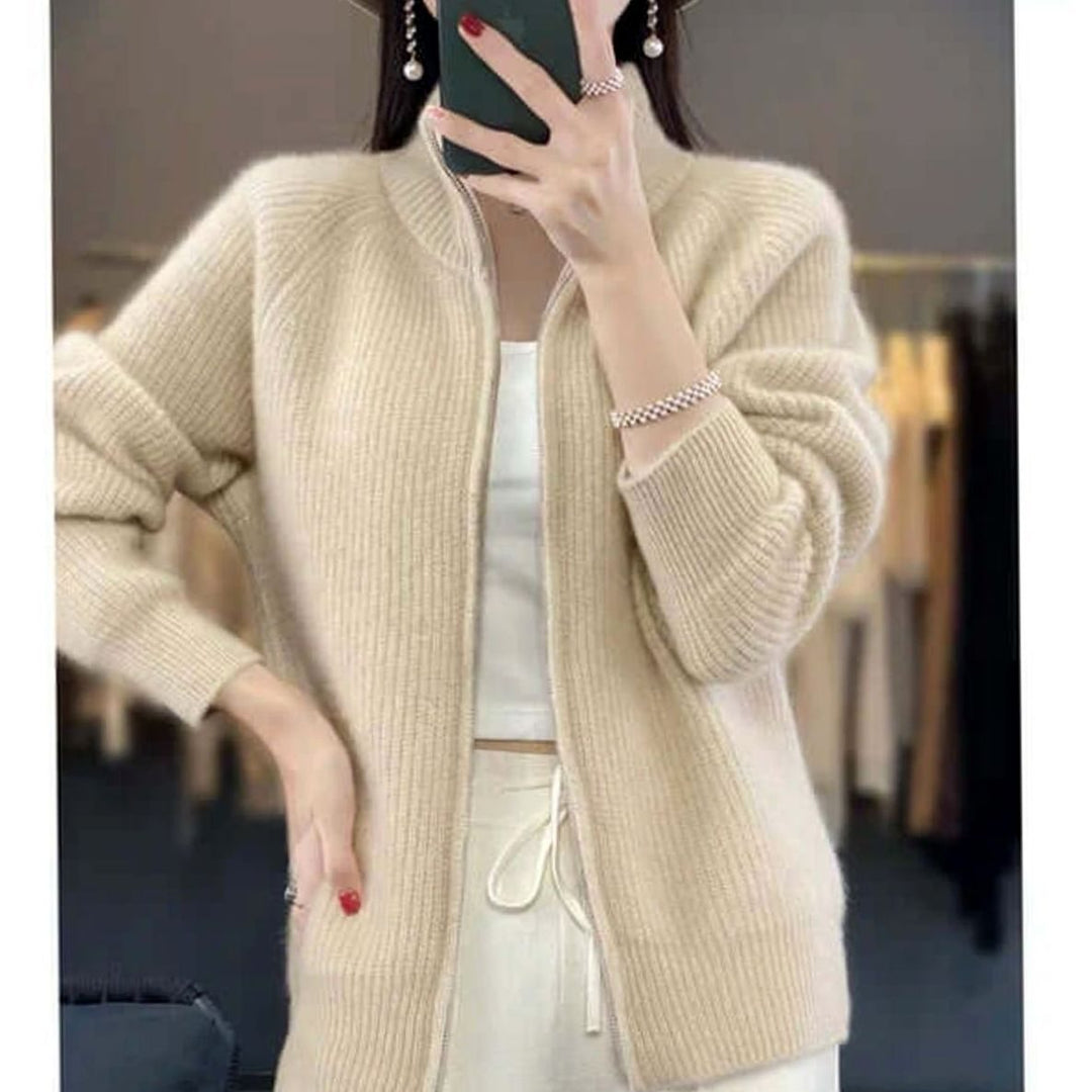 Entspannt geschnittene Damenstrickjacke mit halbem Reißverschluss