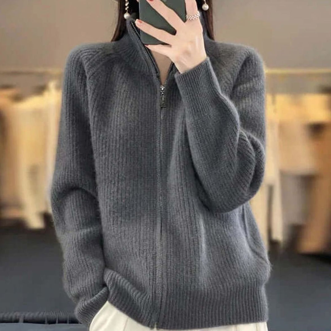 Entspannt geschnittene Damenstrickjacke mit halbem Reißverschluss