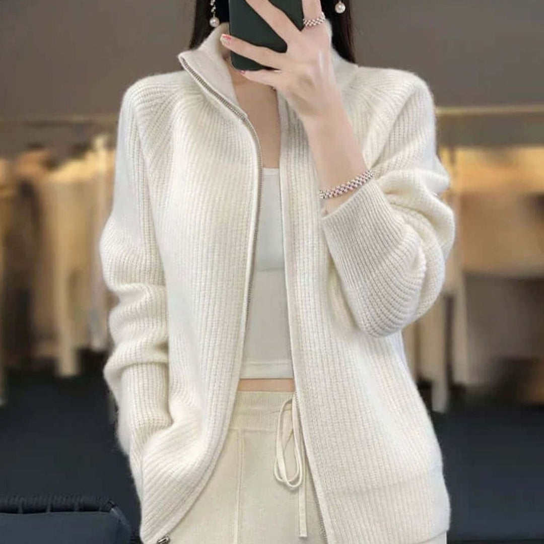 Entspannt geschnittene Damenstrickjacke mit halbem Reißverschluss