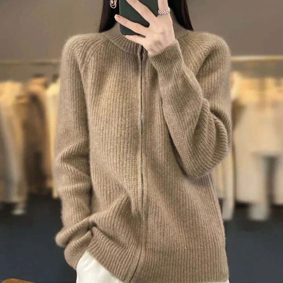 Entspannt geschnittene Damenstrickjacke mit halbem Reißverschluss