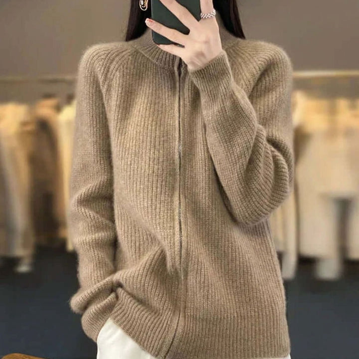Entspannt geschnittene Damenstrickjacke mit halbem Reißverschluss