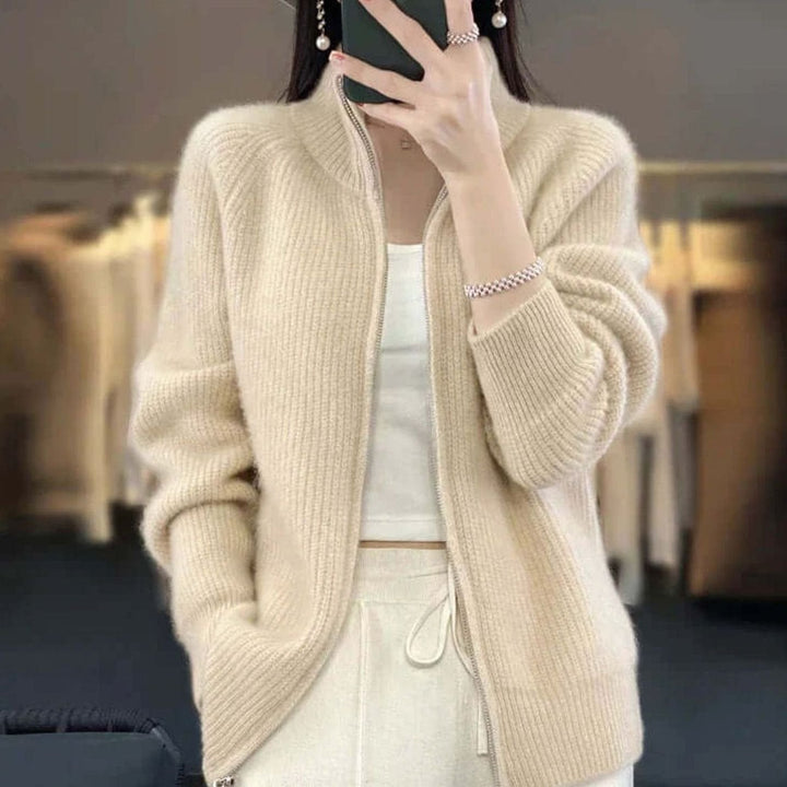 Entspannt geschnittene Damenstrickjacke mit halbem Reißverschluss