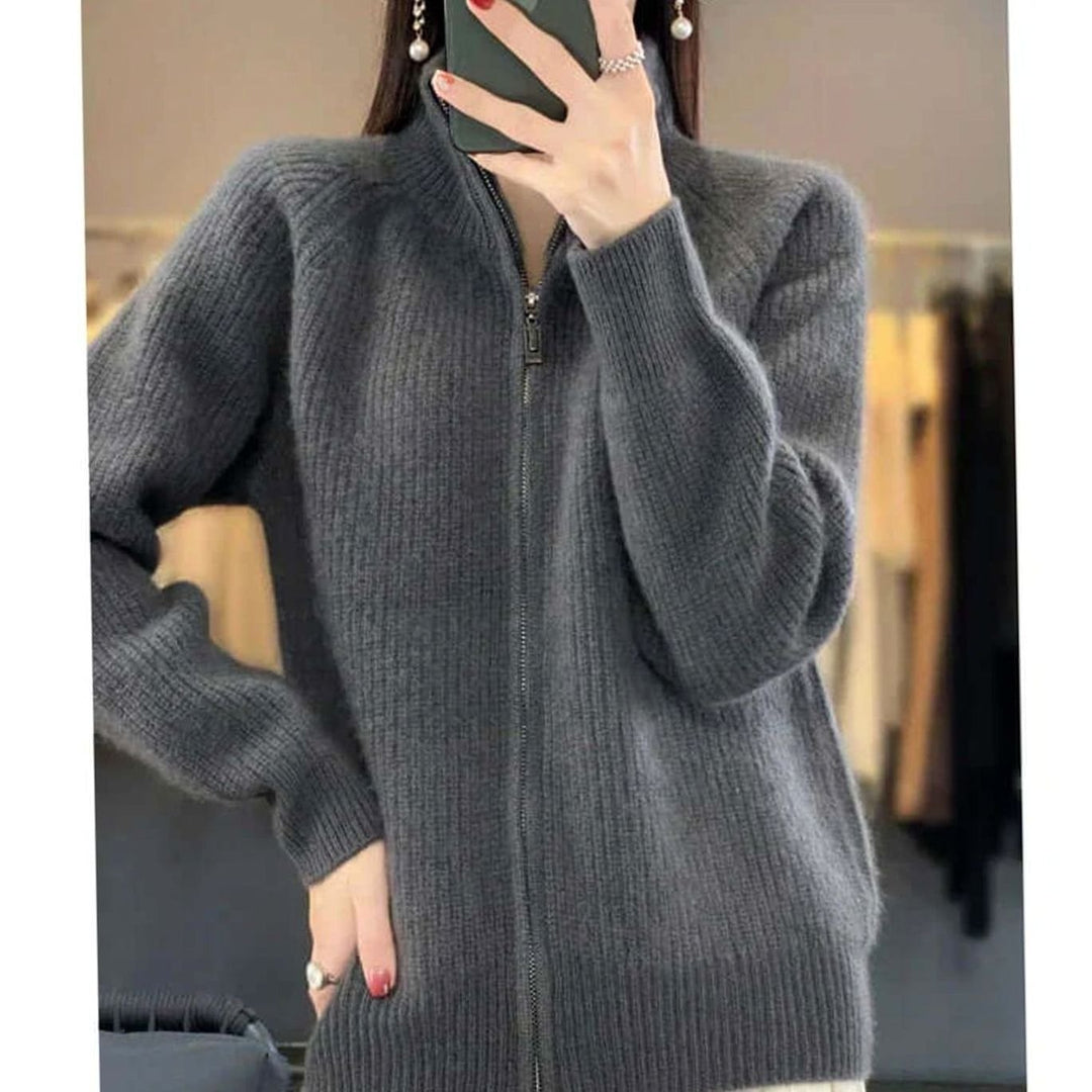 Entspannt geschnittene Damenstrickjacke mit halbem Reißverschluss